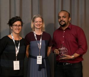 Ashutosh Thakur receiving the Coase Award from Federica Carugati and Catherine Thomas